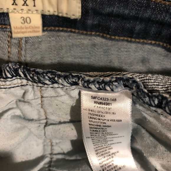 XXI- Forever 21- Distressed Denim Shorts- Size 30 - Picture 4 of 5